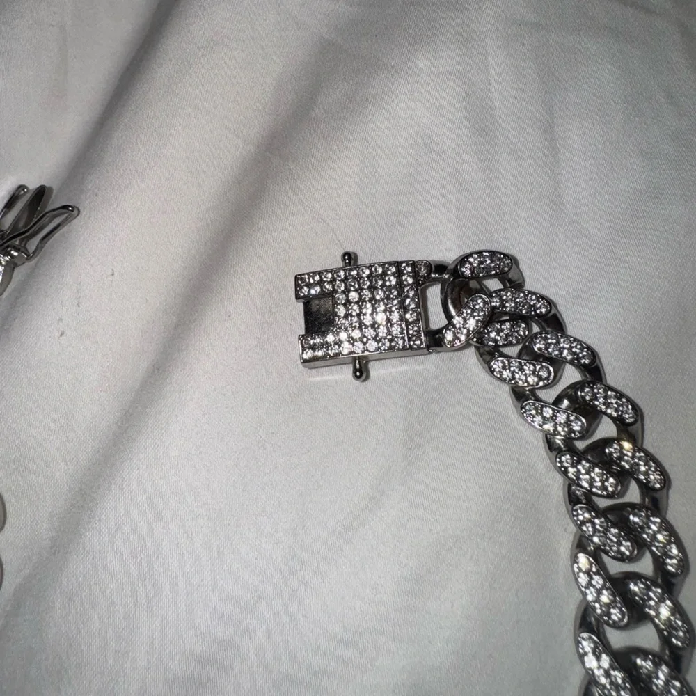 - CUBAN LINK ICED OUT SILVERTONE & ROSE GOLD DOG COLLARS XS 11”